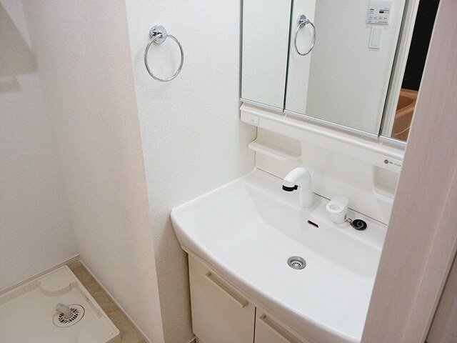 洗面設備　明るい洗面所です