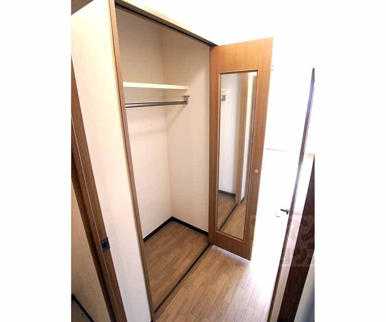 収納　「こちらの室内写真は同じ建物内の別のお部屋の参考写真と...