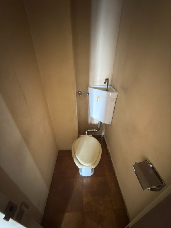 地下鉄鶴舞線 荒畑駅 徒歩5分 7階建 築54年のトイレ写真