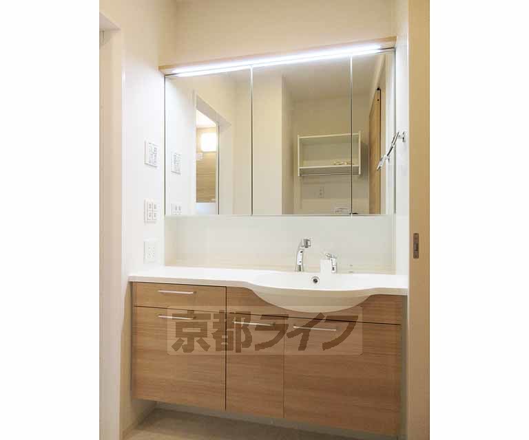 洗面設備　ワイドミラーが広さを演出します！