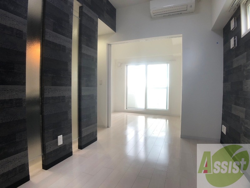 居室・リビング　フローリングと壁のカラーがお洒落な雰囲気ですね！