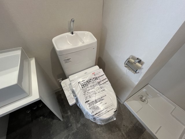 トイレ　落ち着いた色調のトイレです