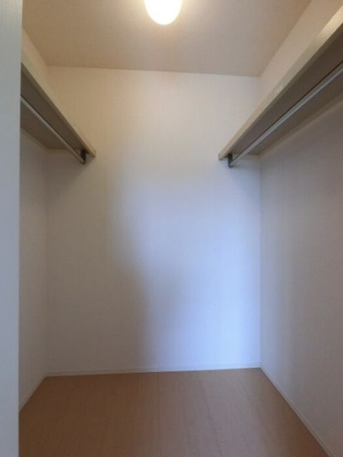 フローラルコート Gの居間写真