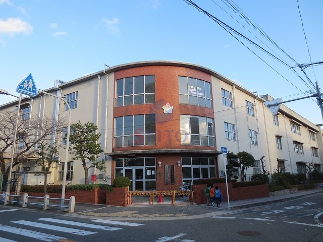 小学校　市立南桜塚小学校（小学校）まで560m