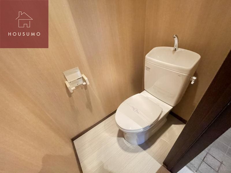トイレ　落ち着いた色調のトイレです
