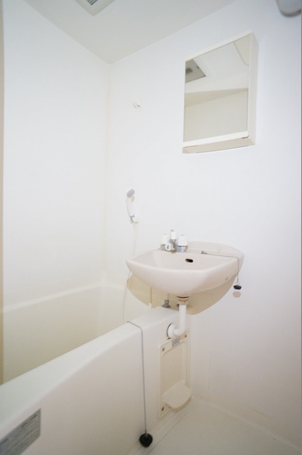 バス・シャワールーム　参考写真（同建物別部屋のものです）