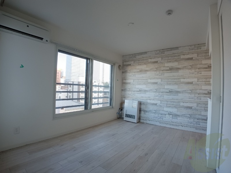 居室・リビング　日当たりが良くて心地よく過ごせそうなお部屋です。