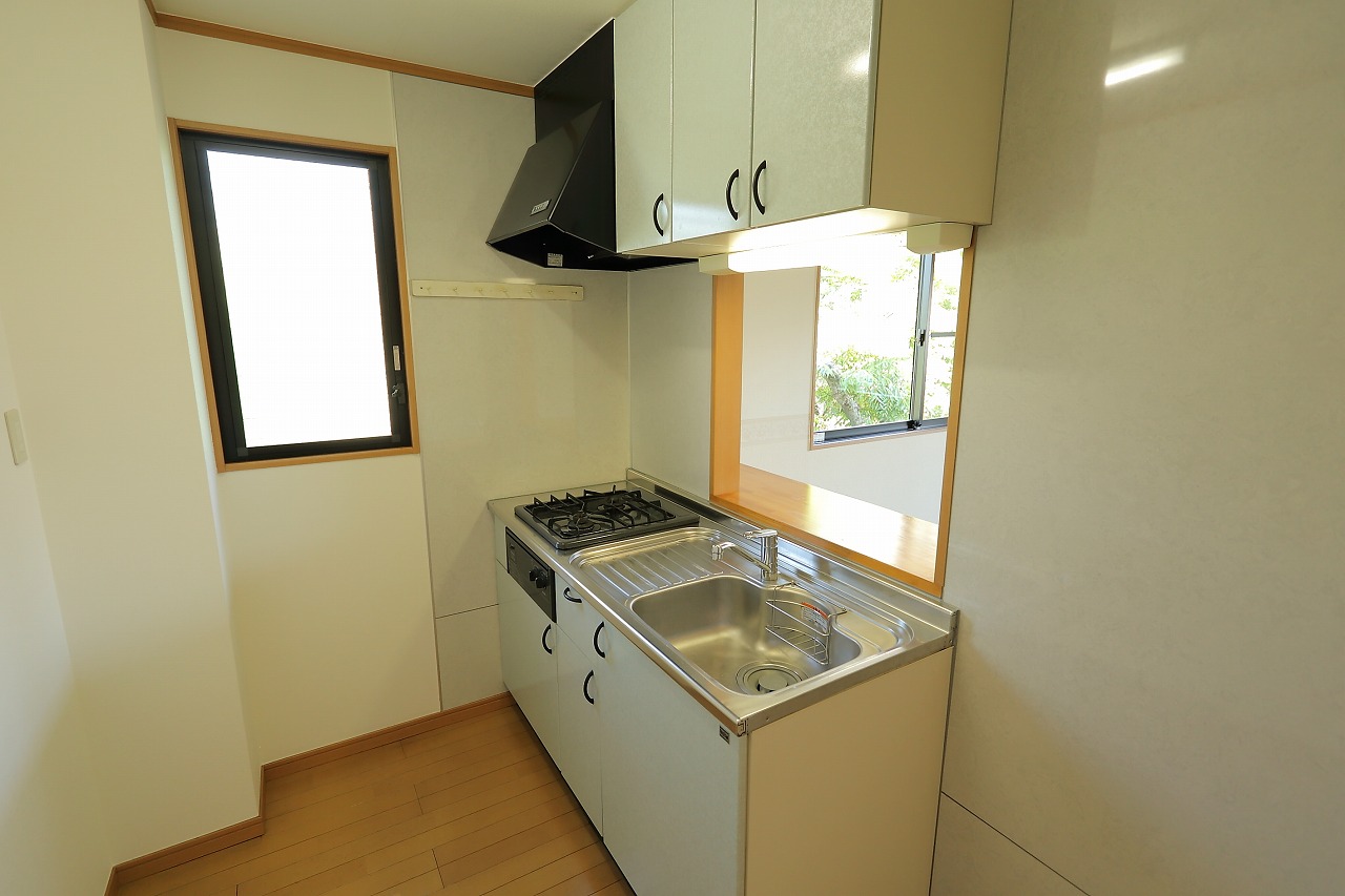 キッチン　２口システムキッチン　窓があり明るいキッチンです
