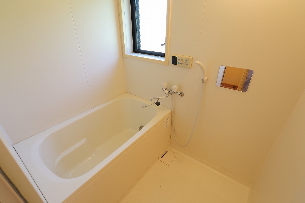 バス・シャワールーム　窓が有り換気の良い浴室　自動湯張り＆追い焚き付