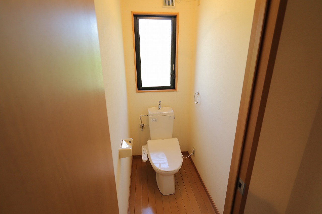 トイレ　窓が有り明るいトイレ