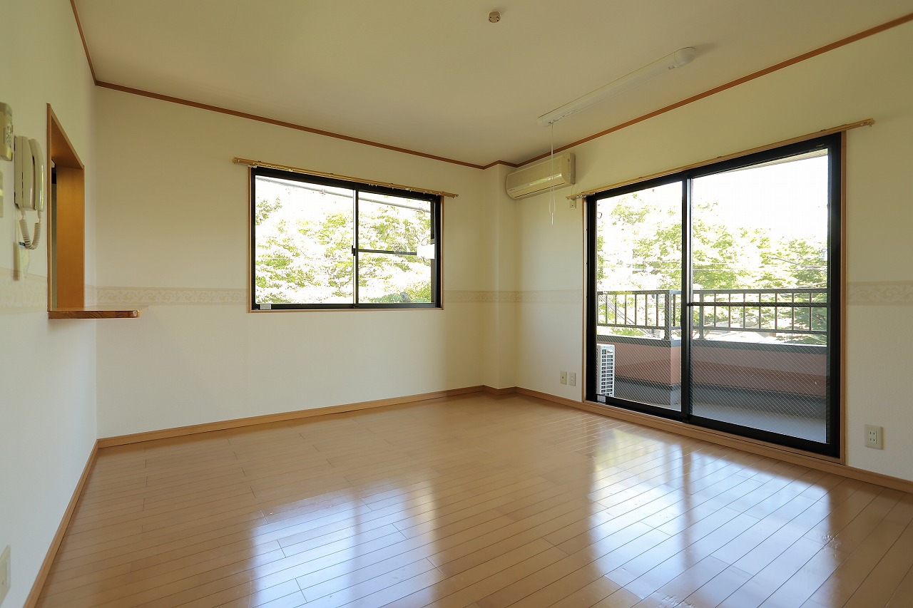 居室・リビング　南向き２面採光で日当たりが良く明るい室内