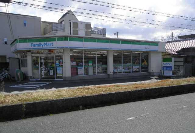 コンビニ　ファミリーマート里中町店（コンビニ）まで370m
