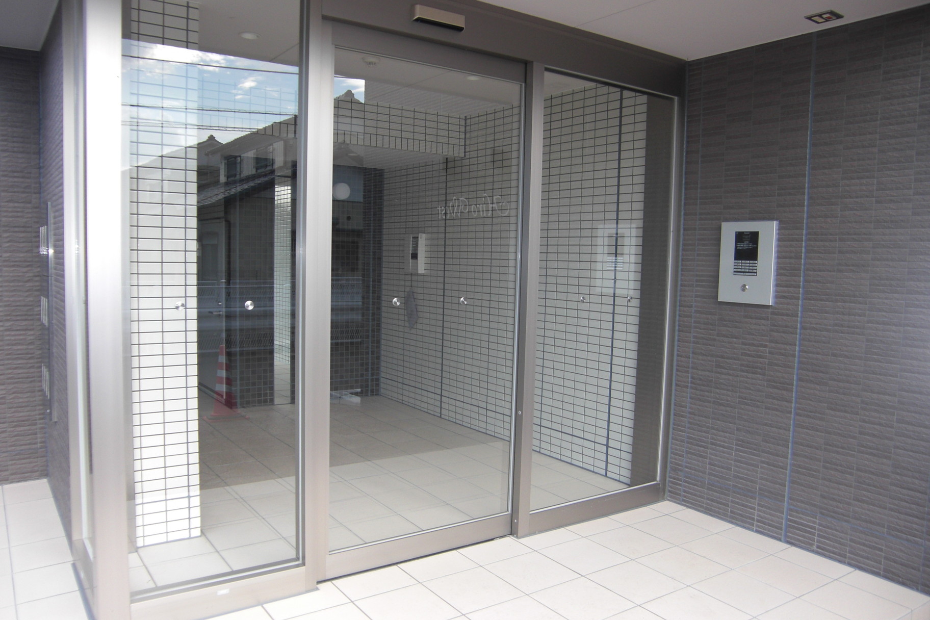 エントランス　オートロック完備で防犯面も安心。残りわずか。お申込はお早めに