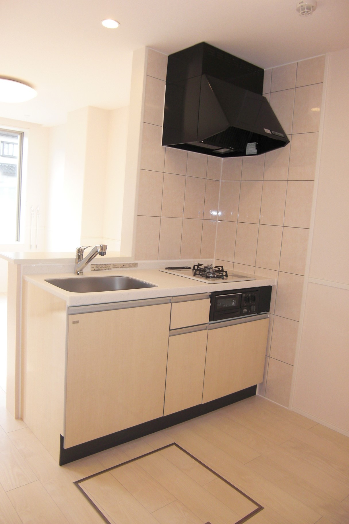 キッチン　カウンタータイプのキッチン。コンロ2口＆グリル搭載。