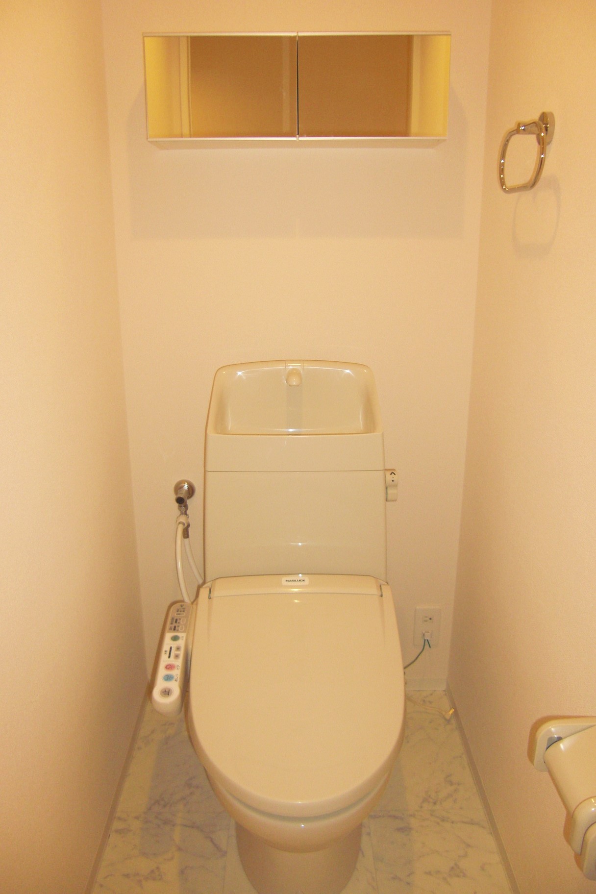 トイレ　ウォシュレットトイレ付き！収納棚もついてます！