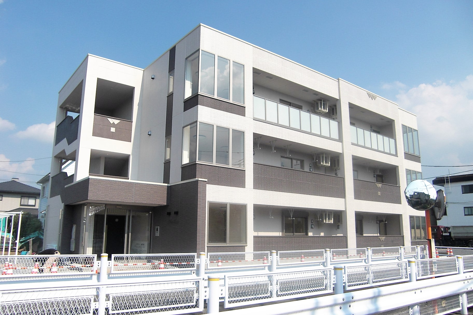 建物外観　1LDK！１階角部屋です！オートロック完備のペット可！