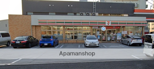 コンビニ　セブンイレブン（コンビニ）まで621m