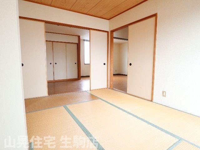 その他部屋・スペース　落ち着いた色調の寝室です