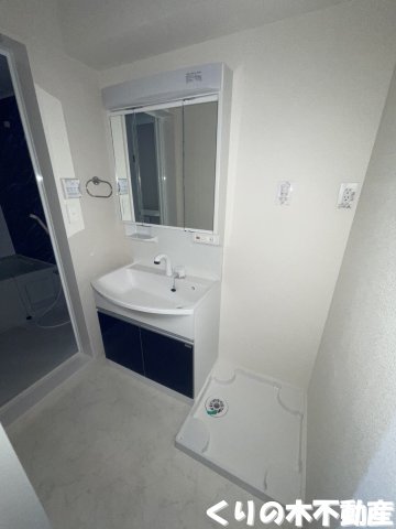 洗面設備　明るい洗面所です