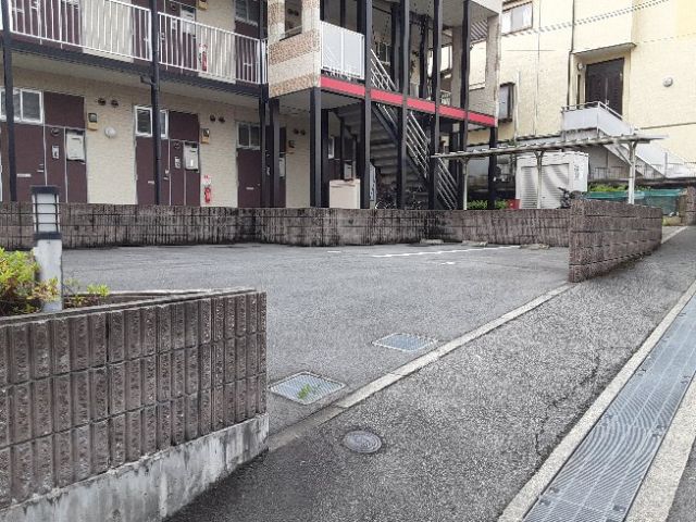 【茨木市南春日丘のアパートの駐車場】