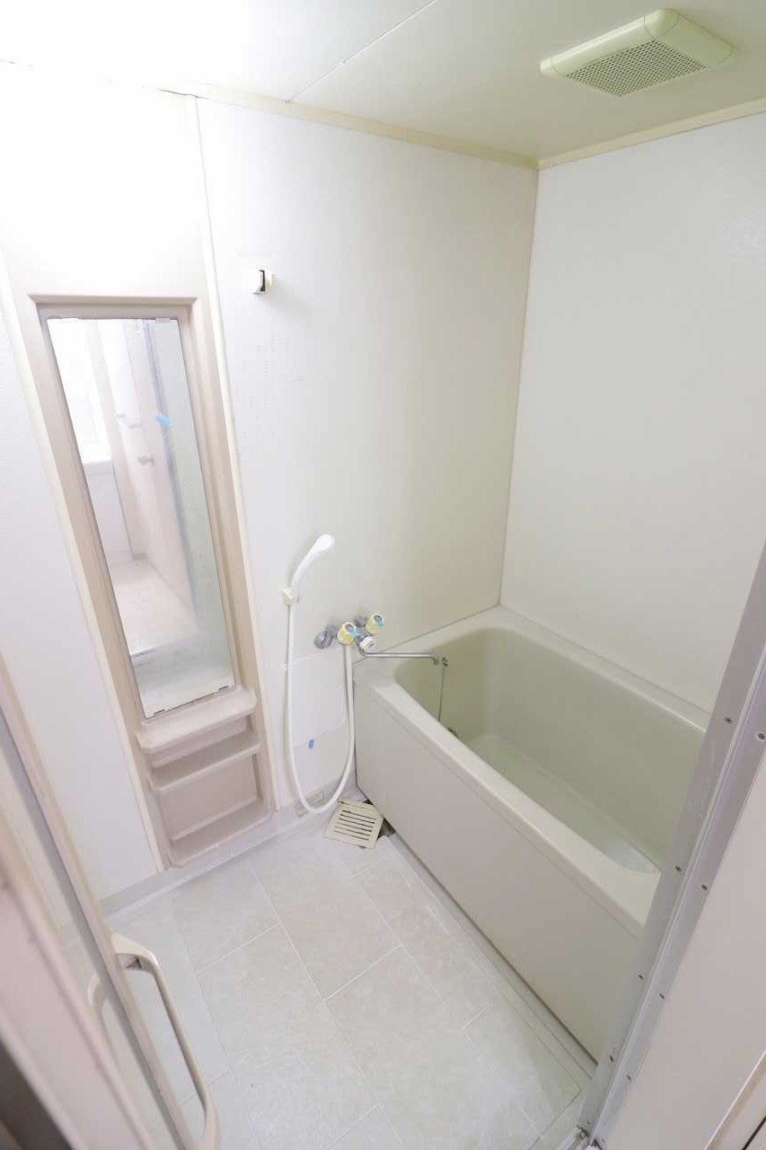 バス・シャワールーム　＊同物件、別部屋になります。