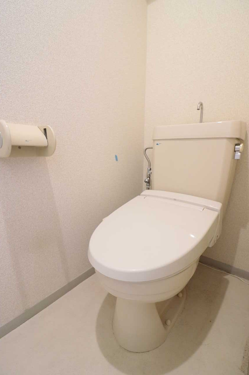 トイレ　＊同物件、別部屋になります。