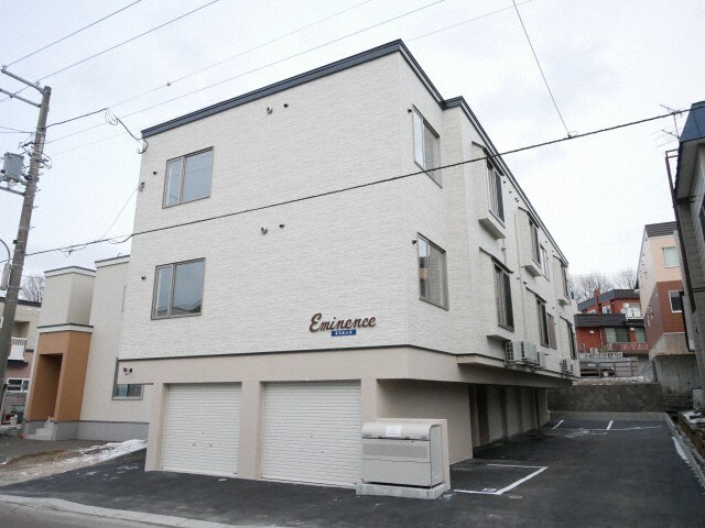 札幌市清田区平岡一条のアパートの建物外観