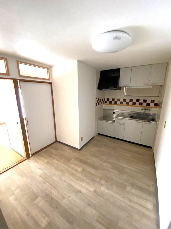 居室・リビング　キッチンスペース別角度の写真です