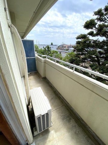 バルコニー　バルコニーでは洗濯物も干せます♪