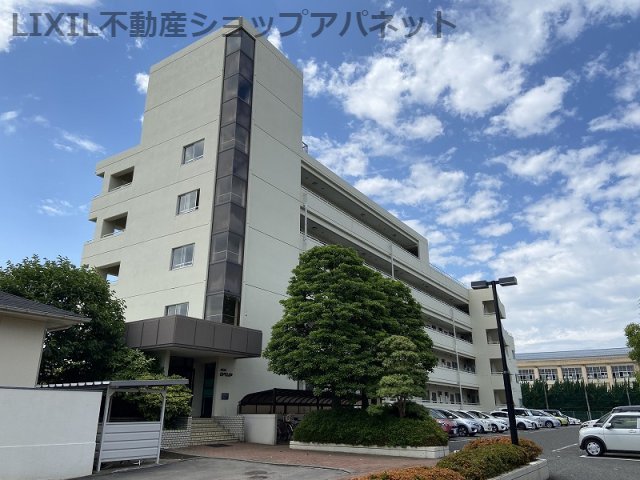 建物外観　5階建てのマンションです