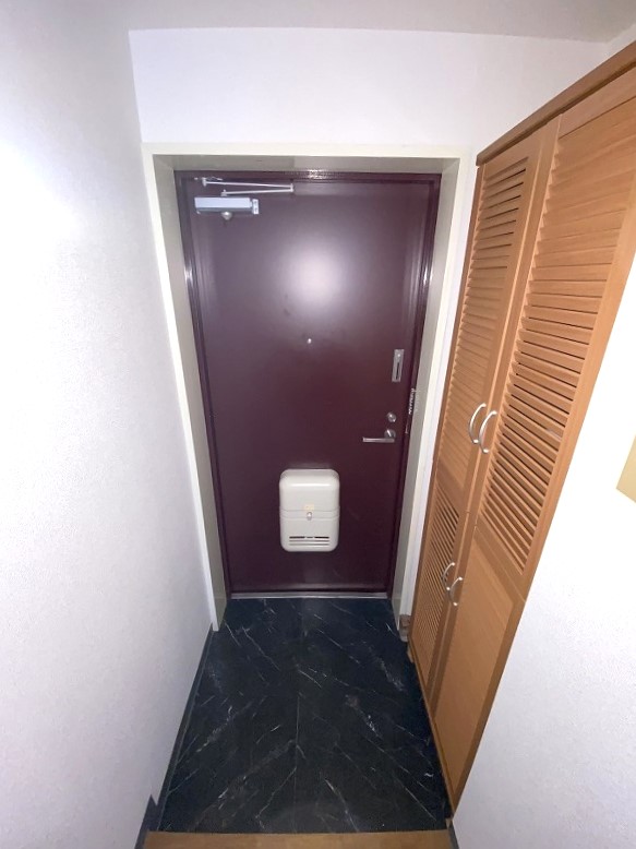 玄関　玄関です。少しコンパクトですが、埋め込み型のシューズボックス