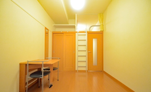 居室・リビング　同物件、別号室の写真です