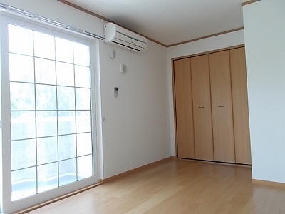 居室・リビング　同じ建物の別のお部屋