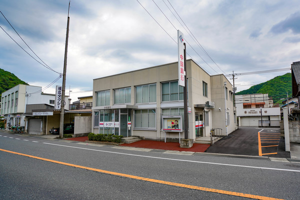 銀行　中国銀行金川支店（銀行）まで1690m