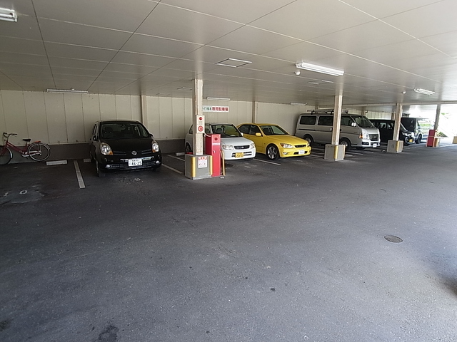 駐車場　屋内駐車場８８００円とお値打ち