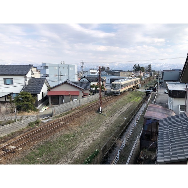 眺望　ベランダから電車が見えます