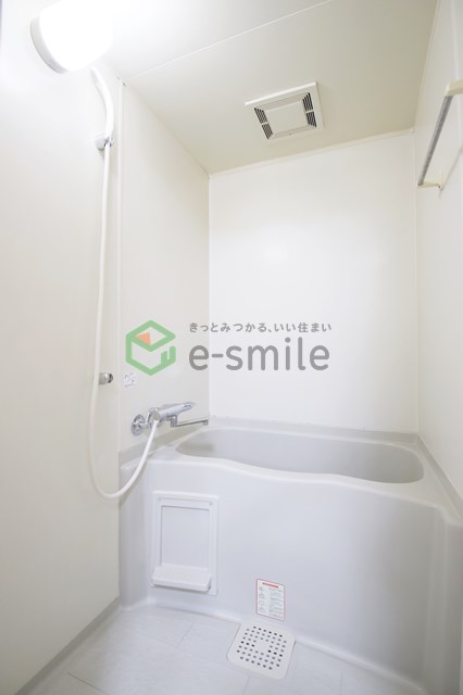 バス・シャワールーム　コンパクトで使いやすいお風呂です