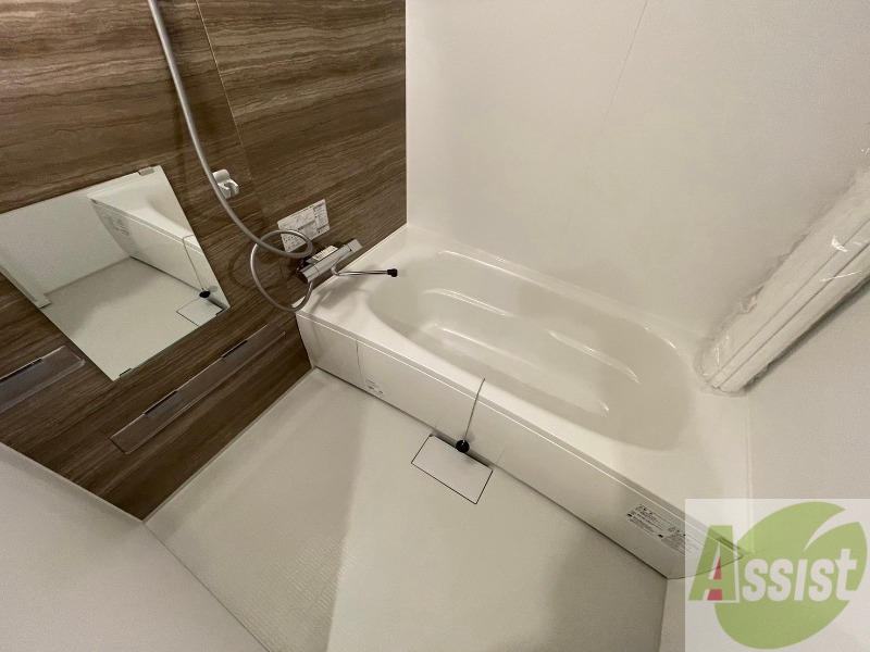 バス・シャワールーム　お風呂です。広々したバスでゆっくりくつろげます。