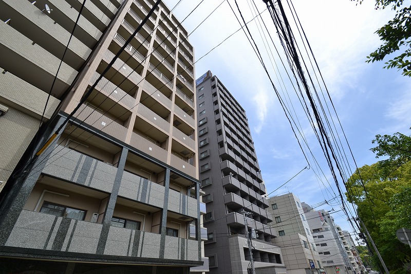 広島市南区松川町のマンションの建物外観