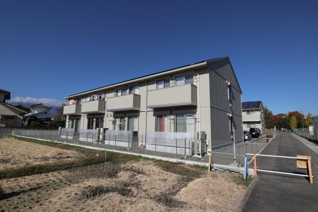 中巨摩郡昭和町西条新田のアパートの建物外観