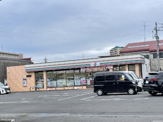 コンビニ　セブンイレブン焼津中港店（コンビニ）まで421m