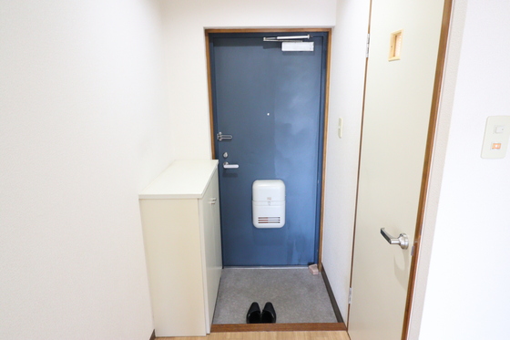 玄関　※写真は別号室です
