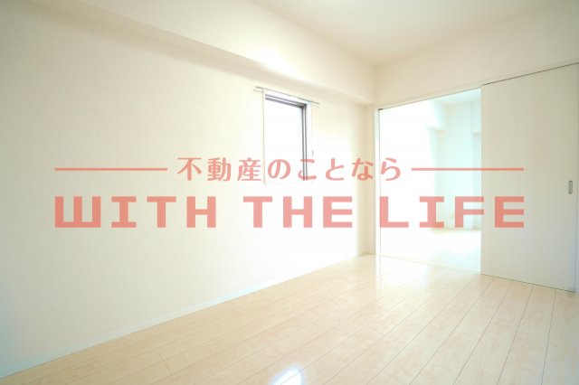 その他部屋・スペース　開放的な寝室です