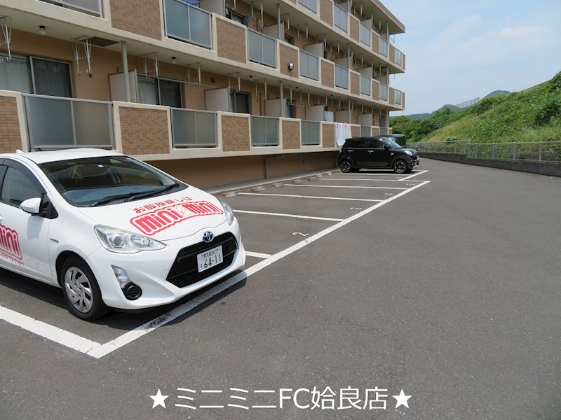 【姶良市西餅田のマンションの駐車場】