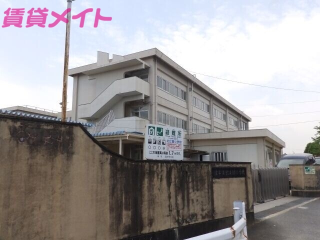 【津市栗真町屋町のマンションの小学校】