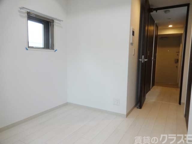 居室・リビング　小窓付きのお部屋です。