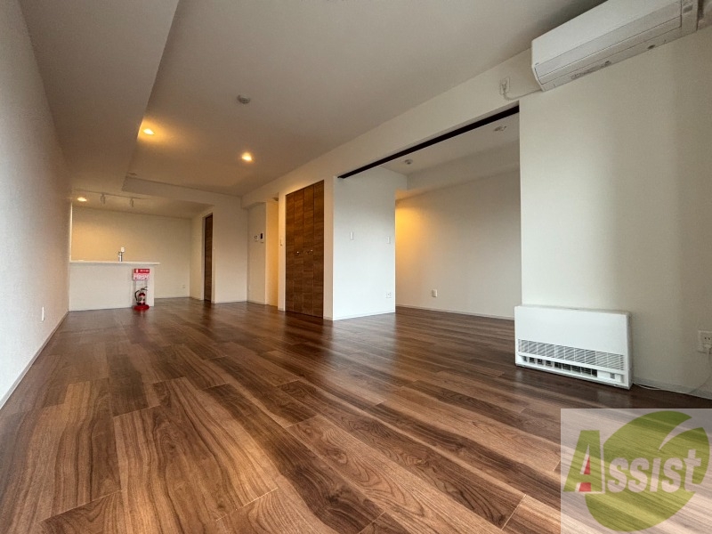 居室・リビング　木目のフローリングは落ち着きのある印象のお部屋になりますね！