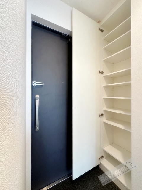 玄関　天井高シューズクローゼット付き♪