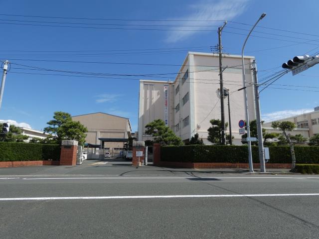 高校・高専　新居高校（高校・高専）まで559m