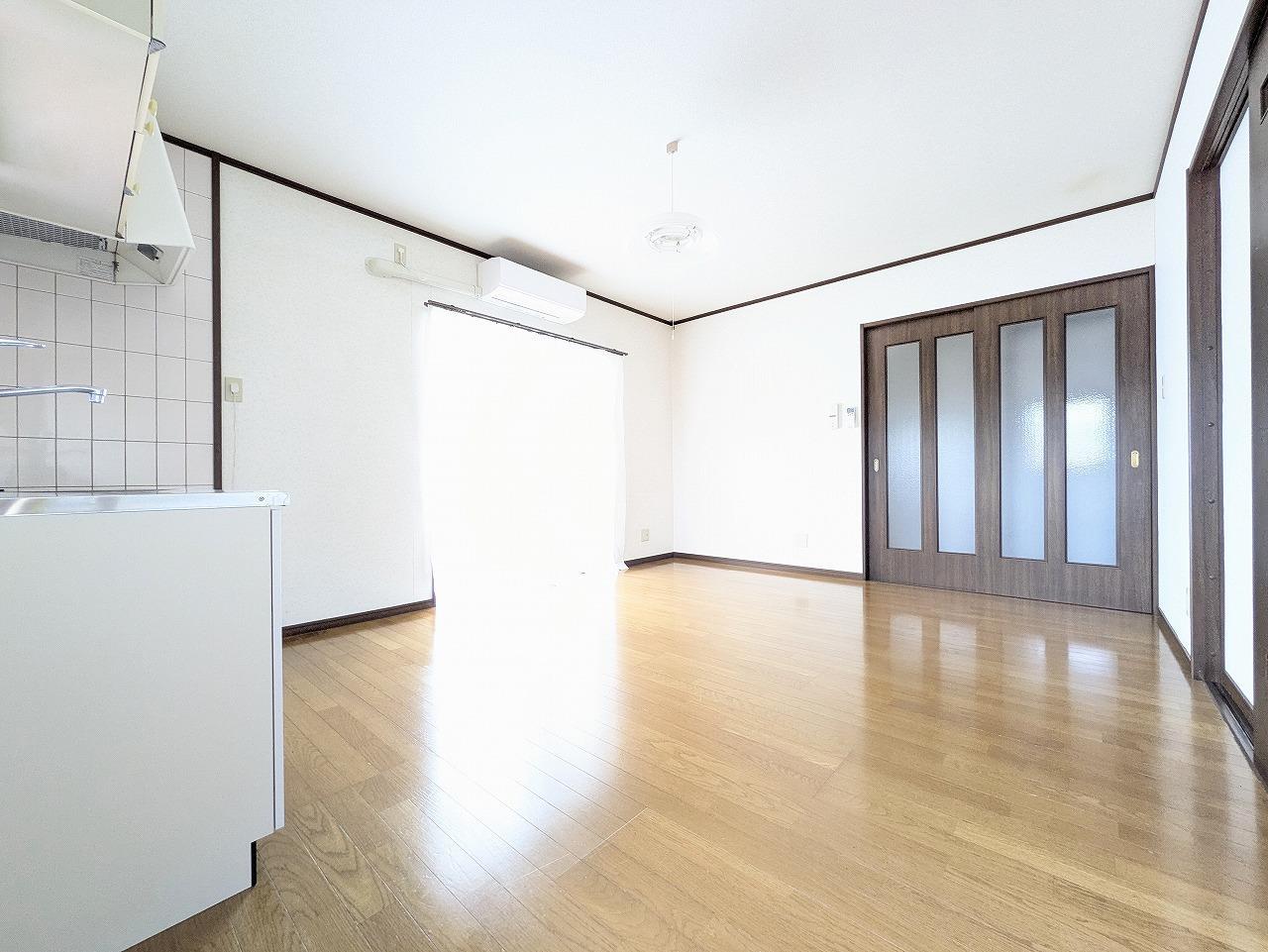 その他　掃き出し窓有りで明るいLDK